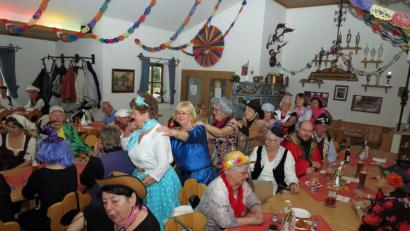 Bild: Dobmeier
Die SPD-Senioren 60plus verstehen es, ausgelassen Fasching zu feiern. So manche Polonaise zieht durch den Saal.