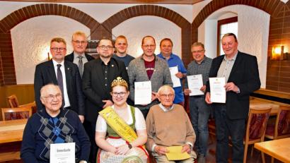 Bild: exb
Geehrte und Gratulanten bei der Hauptversammlung des Bienenzuchtverein Sulzbach-Rosenberg mit (vorne, von links) Konrad Hubmann, Honig-Prinzessin Doris Grünbauer, Martin Nägele; (hinten, von links) Bürgermeister Michael Göth, Vorsitzender Helmut Heuberger, Kreisvorsitzender Andreas Royer, Philipp Klughardt, Matthias Hüttner, Klaus Herbst, Gerd Blüchel und Ludwig Herold.