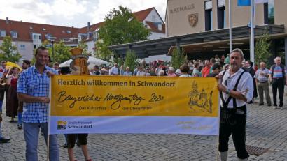 Bild: Norbert Grüner
Beim Nordgautag 2018 in Wiesau wird schon für das Kulturfest in Schwandorf im nächsten Jahr geworben.