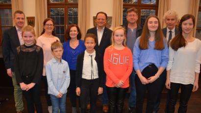 Bild: jr
Erreichten erste Plätze beim Regionalwettbewerb „Jugend musiziert“. Unser Bild zeigt die Preisträger in der ersten Reihe (von links) mit Anna Haberkorn, Linus Kaßeckert, Honie Whitted, Emily Fischer, Lisa-Marie Schmidt und Eva Korb. Im Hintergrund (von links) Kreismusikschulleiter Tobias Böhm, Carol Bischoff, Margit Sollfrank, Erwin Jahreis, Ctibor Süsser und Landrat Wolfgang Lippert.