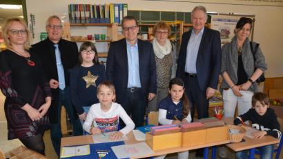 Bild: jr
Tag der offenen Tür an der privaten Montessori-Schule in Arzberg: Die aktuell 34 Schüler kommen aus den Landkreisen Wunsiedel und Tirschenreuth. Schulleiterin Petra Hlavacova (links) konnte unter den Gästen auch Landrat Karl Döhler (Zweiter von rechts), Bürgermeister Stefan Göcking (Zweiter von links) und Schulamtsdirektor Günter Tauber (Vierter von links) begrüßen.