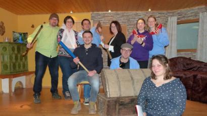 Bild: Dobmeier
Die Komödie um die Heiligenstatue des „Holz-Rudi“ studieren die „StodlAKTeure“ ein und feiern am 16. März im Evangelischen Schulhaus in Neunkirchen um 20 Uhr Premiere. Weitere Vorstellungen folgen.