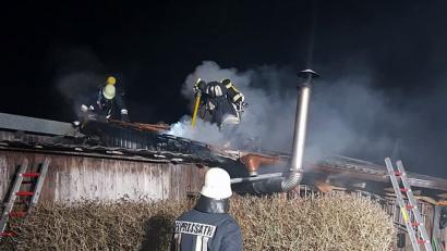 Bild: jma
Rauch quillt aus einer Gartenhütte in Pressath. Die Feuerwehr muss anrücken und den Brand bekämpfen.