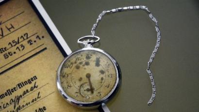 Bild: Gabi Schönberger
Die silberglänzende Taschenuhr war vermutlich schon bei Rudolf Semmlers Ankunft in Flossenbürg defekt.