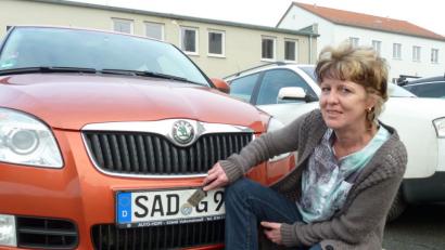 Bild: Portner
Alexandra Vogl entstempelt das Kennzeichen durch Abkratzen der amtlichen Plakette. Dies darf der Halter des Fahrzeugs nicht selbstständig, sondern nur unter Aufsicht der Behördenmitarbeiter vornehmen.