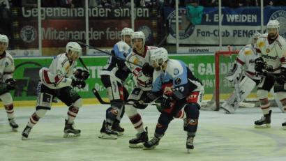 Bild: gb
Herbert Geisberger (vorne) und Matt Abercrombie haben in dieser Szene gegen die Regensburger Defensive das Nachsehen. Die Blue Devils verloren am Freitagabend das Oberpfalzderby mit 3:6.