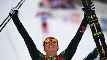 Bild: Hendrik Schmidt/dpa
Eric Frenzel jubelt im Ziel über seinen Sieg.