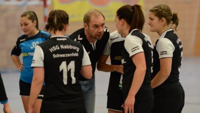 Bild: mhs
HSG-Trainer Karl Söllner stimmt seine Mannschaft auf das Spiel gegen Schlusslicht HG Amberg ein.