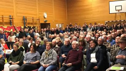 Bild: jrh
Der Widerstand gegen den Südost-Link wächst: 350 Störnsteiner folgten der Einladung der Freien Wähler vor vier Wochen. Die Veranstalter der Bürgerinitiative hoffen auch am Samstag auf eine starke Beteiligung bei der Demo in Neustadt/Waldnaab.