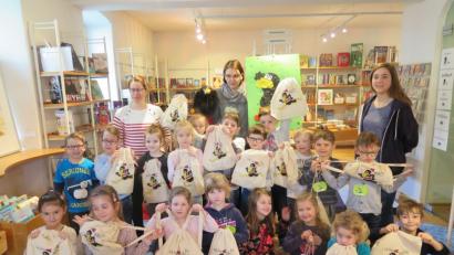 Bild: jzk
Stolz präsentierte die Pinguin- und Tigergruppe aus der Kita „Li-La-Löhle“ ihren Rucksack, den ihnen Judith Schliermann (hinten mit dem Büchereiraben Fridolin) geschenkt hat.