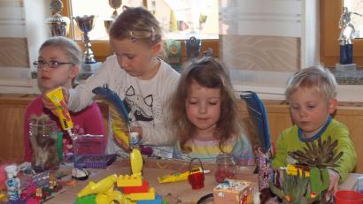 Bild: sön
Mit Leidenschaft und Kreativität gestalten die Wolfsbacher Kinder ihren neuen Spielplatz.