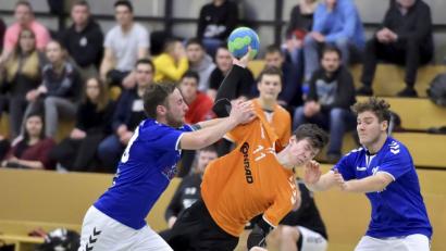 Bild: Hubert Ziegler
Der junge Amberger Julian Schaller (Mitte) war mit sieben Treffern bester Werfer der HG. Hier wird er von den Auerbachern Sebastian Schwemmer (links) und Elias Küffner beim Fallwurf am Gästekreis behindert.