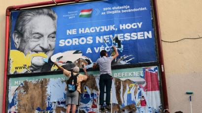 Bild: Pablo Gorondi/ap/dpa
Aktivisten zerreißen am 12. Juli 2017 in Budapest ein Plakat der Kampagne gegen den US-Mäzen George Soros. Schon damals befeuerte die ungarische Regierung den Antisemitismus.