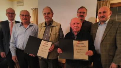 Bild: mma
Bürgermeister Bernhard Lindner, Vorsitzender Josef Moosburger, Gartenfachberater Arthur Wiesmet und Georg Götz vom HKA (hinten, von links) gratulieren Josef Iberer und Hans Stiegler (mit Urkunden, von links) zu ihrer Vereinstreue.