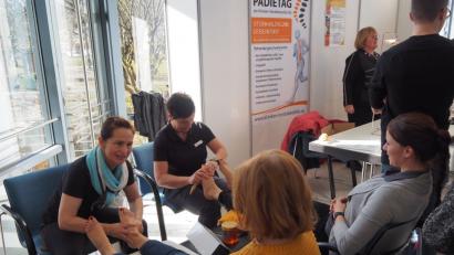 Bild: Bühner
Fußreflexzonenmassage boten die Mitarbeiter der Steinwaldklinik.