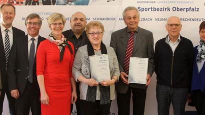 Bild: lst
Die Geehrten des BLSV-Sportkreises Amberg-Sulzbach mit den Ehrengästen (von links): BLSV-Ehrenkreisvorsitzender Rudolf Stepper, Bezirksrat Richard Gaßner, BLSV-Schriftführer Klaus Hernes, BLSV-Bezirksfrauenreferentin Barbara Hernes, BLSV-Kreisvorsitzender Thomas Gebele, Martha Segerer vom Sportkegelklub FEB Amberg, Werner Aichner vom FC Amberg im TV 1861 Amberg, Gerd Krause von der DJK Ensdorf, BLSV-Bezirksehrenvorsitzende Evelin Hensel und BLSV-Präsident Jörg Ammon.