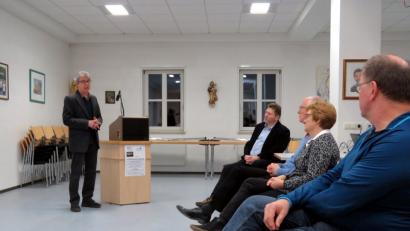Bild: ubb
Peter Postler (rechts hinten) ist es ein großes Anliegen, dass die Stadt Tirschenreuth wieder dunkler wird. Sonst könne es sein, dass die Sternwarte weit weg von der Kreisstadt versetzt werden müsste. BN-Vorsitzender Josef Siller (links) begrüßte den Leiter der Sternwarte Tirschenreuth als Referenten.
