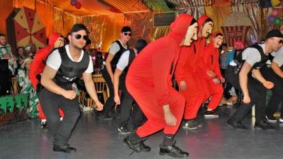 Bild: jml
Was das wohl wird? Das Männerballett voll in Aktion.