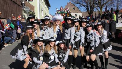 Bild: kro
Faschingszug Mähring 2019: Natürlich ist auch die gastgebende Garde von "Rosamunde" ganz vorne beim Faschingsumzug durch die Mähringer Straßen mit dabei.