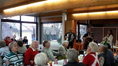 Bild: exb
Es herrschte ausgelassene Stimmung beim Seniorenfasching der evangelischen Kirchengemeinde in Neustadt. D`Juxer trugen mit ihrer Musik wesentlich dazu bei.