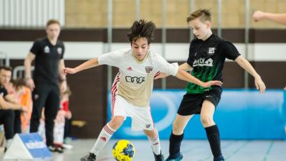 Bild: Anand Anders
Die D-Junioren des FC Weiden-Ost (rechts Semino Völkl) kämpften bei der bayerischen Futsal-Meisterschaft zwar, was das Zeug hielt. Das 0:0 gegen den FC Ingolstadt bedeutete aber den einzigen Punktgewinn für den Oberpfalz-Bezirksmeister.