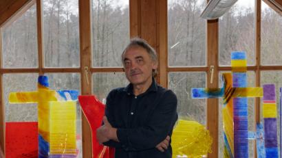 Bild: tr
Erwin Otte in seinem Atelier in Reuth. Die Glaskunstwerke auf dem Fenstersims wirken je nach Lichteinfall immer ein wenig anders.