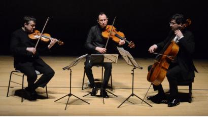 Bild: Kunz
Frank Peter Zimmermann (Violine), Antoine Tamestit (Viola) und Christian Poltéra (Violoncello, von links) spielen auf herausragenden Instrumenten von Antonio Stradivari (1648–1737).
