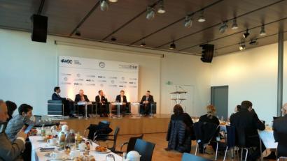 Bild: Alexander Pausch
Ronen Bergman (von links), Amos Yadlin, Michel Friedman und Tom Malinowski diskutierten unter der Leitung des Präsidenten der Europäischen Rabbinerkonferenz Rabbi Pinchas Goldschmidt.