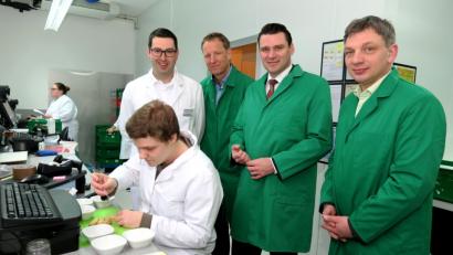 Bild: Hirsch
Dr. Andreas Kneißler (links) führte Manuel Lischka, Thomas Ebeling und Christian Meyer (von rechts) durch sein Labor, das Lebensmittel, Trinkwasser und Futtermittel prüft.