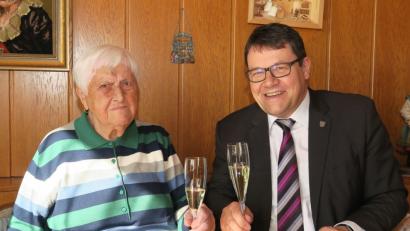 Bild: Hirsch
Thomas Falter gratulierte Maria Eichenseher am Samstag zum 99. Geburtstag.