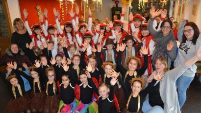 Bild: jr
Gute Laune brachten die 45 Kinder des "Gaudiwurms" und des TuS Mitterteich am Donnerstagnachmittag ins Cafe des Mehrgenerationenhauses, als sie mit Garde- und Showtänzen die Besucher begeisterten. AWO-Geschäftsführerin Angelika Würner (links) bedankte sich bei den Kindern mit süßen Aufmerksamkeiten.