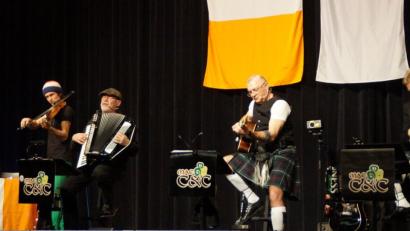 Bild: weu
Schottisch-irische Lebensfreude vermittelten MacC&C-Celtic Four mit ihrer Musik den begeisterten Gästen in der Schwarzachtalhalle.