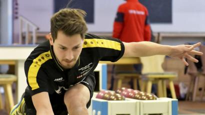 Bild: Hubert Ziegler
Im letzten Lauf verpasste Jan Hautmann (Bild) zwar ein besseres Ergebnis, mit 3:1 Sätzen und 605:593 Holz entschied er das Duell gegen den Zerbster Fabian Seitz aber für sich und holte den Ehrenpunkt für FEB Amberg.