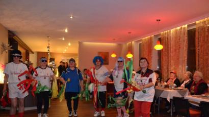 Bild: gi
Mitglieder des Frauenbund traten als Sportlerinnen beim Frauenfasching im Cafe Eger auf.