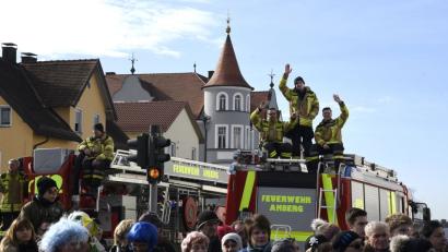 Bild: Petra Hartl
Das sind keine verkleideten Faschingsfreunde auf ihrem Motivwagen. Das sind echte Feuerwehrleute.