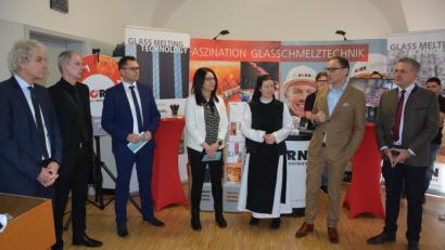 Bild: jr
Bei der Eröffnung mit dabei waren (von links) Landrat Wolfgang Lippert, Projektleiter Hilmar Fütterer, Jürgen Baier (Schule-Wirtschaft), Schulleiterin Kerstin Reiter, stellvertretende Schulleiterin Schwester Raphaela Kratzer, die Bürgermeister Bernd Sommer und Roland Grillmeier.