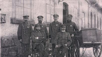 Repro: wro
Der Postbetrieb im Gasthof „Bayerischer Hof“ war längst zur Gewohnheit geworden. An einem Wintertag trafen sich die königlich bayerischen Postbediensteten vor dem Gasthaus (rechts der Bayer-Saal), um dort ein Gruppenfoto zu schießen.