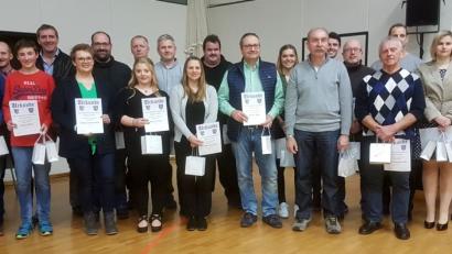 Bild: Hirsch
Landrat Thomas Ebeling, BLSV-Ehrenpräsident Günther Lommer (von rechts) und der Vizepräsident des Landkreissportverbandes, Franz Brunner (links), ehrten die Weltmeister und deutschen Titelträger mit einer Goldmedaille.