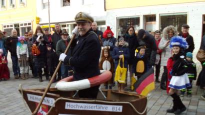 Bild: u
An der Spitze des Hirschauer Kinderfaschingszugs marschierte wie gehabt Stadtheimatpfleger Sepp Strobl. Anspielend auf das Fronleichnam-Unwetter und die Überschwemmung der B 14 paddelte er als Seemann mit seinem Boot durch die Hauptstraße.