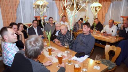 Bild: bkr
Beim CSU-Stammtisch wurde Bürgermeister Manfred Porsch immer wieder vorgeworfen Probleme vor sich herzuschieben anstatt zu lösen.