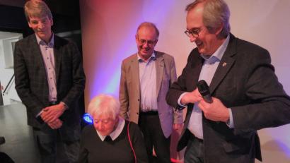 Bild: mma
Renate Schmidts Eintrag ins Goldene Buch verfolgen Michael Rischke, Siegfried Kratzer und Franz Mädler.