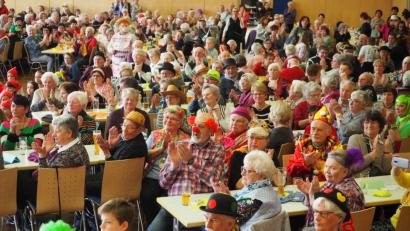 Bild: krb
Die Senioren feiern in der Stadthalle Fasching.