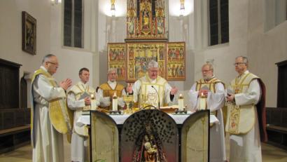 Bild: mdö
Stadtpfarrer Georg Flierl, Kaplan Paul Gebendorfer, Pater Klaus Kniffki, Pfarrer Karl-Dieter Schmidt, Pater Benedikt Leitmayr, Pfarrer Martin Neumaier (von links) bei der Monatswallfahrt in Tirschenreuth.