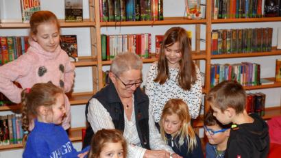 Bild: sus
Margit Hohl und ihre Zuhörer sehen sich gemeinsam die Bilder zur Geschichte "Der Sternenmann" an.