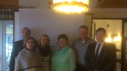 Bild: exb
Die neue Führungsmannschaft der Kreisstelle Tirschenreuth (von links): stellvertretender Vorsitzender Josef Kormann, Kreisvorsitzende Gabriele Hofmann, zweite stellvertretende Vorsitzende Laura Ströll, Schriftführerin Gerlinde Lang und Kassier Alois Obst. Bezirksgeschäftsführer Christian Wolf (DEHOGA Bayern) gratulierte herzlich.