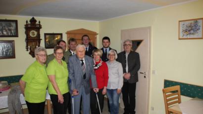 Bild: mad
Alois Ebner (85) freut sich zu seinem Ehrentag über viele Gratulanten. Auch Dritter Bürgermeister Michael Albang (rechts) wünschte viel Gesundheit für die nächsten Jahre.