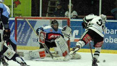 Bild: gb
Am 27. Januar (Szene) bot Devils-Goalie Johannes Wiedemann beim 3:2-Sieg nach Verlängerung gegen die Starbulls Rosenheim eine starke Leistung. Am Sonntag zogen die Weidener in Rosenheim mit 1:6 den Kürzeren. Wiedemann musste im ersten Drittel vier Mal hinter sich greifen und wurde dann von Förderlizenzkeeper Niko Stark abgelöst.