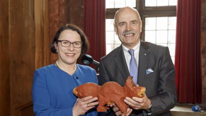 Bild: Stadt Regensburg, Stefan Effenhauser
Zum 70. Geburtstag überreichte Bürgermeisterin Gertrud Maltz-Schwarzfischer dem früheren Oberbürgermeister Hans Schaidinger einen Fuchs als Holzskulptur.