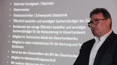 Bild: kro
Sehr umfassend gestaltete Rainer Schmitt sein Referat zu mundgeblasenem Glas.