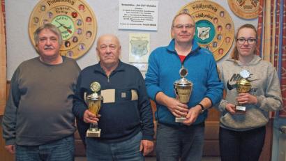 Bild: sön
Schützenmeister Josef Spies zeichnet Günter Schötz (Senioren) und Erwin Appel (Schützenklasse) mit Pokalen aus. An Sarah Appel (Jugend, von links) überreicht Jugendleiter Erwin Appel den Pokal.
